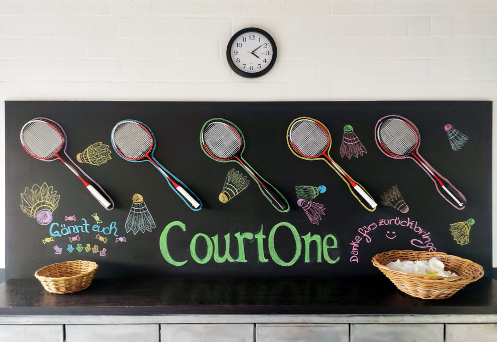 CourtLounge Tafel mit Badmintonschläger